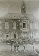 Musique militaire allemande jouant devant la mairie devenue la Kommantur en 1917.