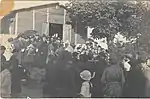 Entrée de la messe  dans l'église provisoire en 1922.