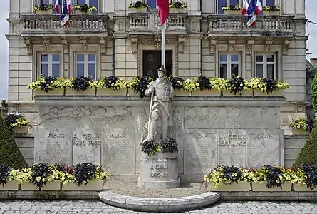 Monument aux morts« Monument aux morts de 1914-1918 à Montbron », sur À nos grands hommes