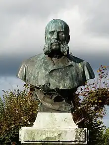 Buste du docteur Paul Lacombe« Monument au docteur Lacombe à Montbron », sur À nos grands hommes,« Monument au docteur Lacombe à Montbron », sur e-monumen
