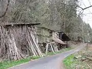 Bâtiment principal et chemin d'accès aux bâtiments annexes