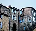 Maisons en hauteur à Montbrun.