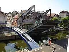 Le pont levant sur lecanal du Centre.