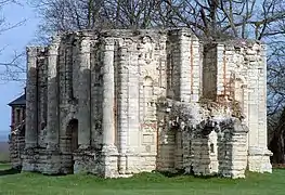 Ruines du pavillon d'entrée.