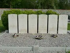 Tombes de l'équipage de l'avion britannique abattu en juin 1944.