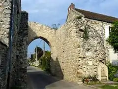 La Porte de Bretagne, vestige des fortifications du XIIe siècle.