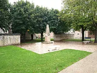 Place du monument aux morts.
