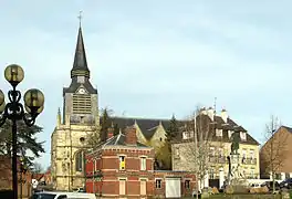 L'église Saint-Pierre et la statue de Parmentier, Montdidier.