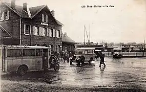 Autocars devant la gare, sans doute dans les années 1920