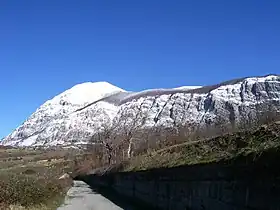 Vue du versant ouest du mont Alpi.