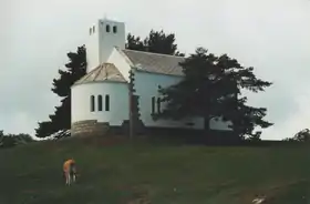 L'église située au sommet.