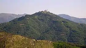 Vue du mont Figogna avec le sanctuaire au sommet.