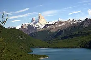 Le lac del Desierto et le Cerro Chaltén ou mont Fitz Roy.