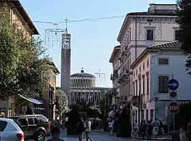 Vue de l'église Santa Maria Assunta depuis la via Verdi.