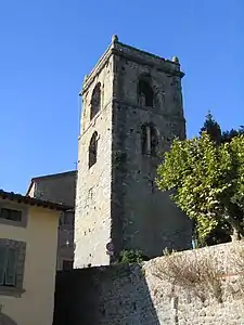 Le campanile massif devant la façade de l'église.