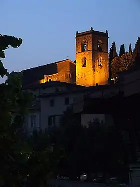 Tour illuminée de l'église San Pietro à Montecatini Alto.