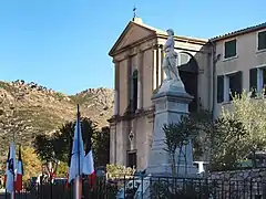 Monument aux morts. Derrière, la chapelle de Don Juan.