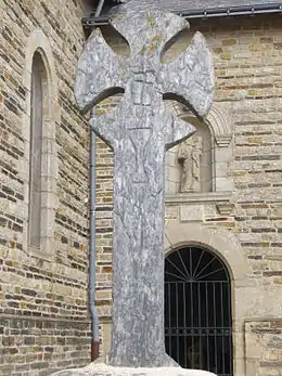 Photographie de la croix du cimetière de Monterrein dans son environnement.