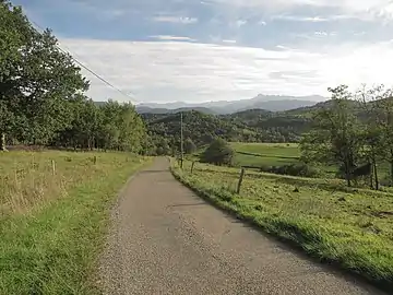 La campagne du piémont pyrénéen ariégeois. Vue vers le sud depuis la route de Férrié (hameau à 1,8 km au nord de Montesquieu).