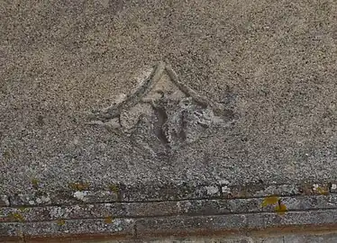 Calvaire sculpté sur le portail de l'église de Guittaut.