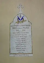 Plaque hommage 14-18 sous le porche de l'église de Montesquieu.