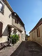 Rue de la Tour avec une maison à colombages et à encorbellement.