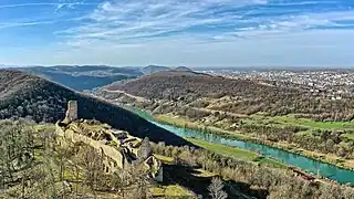 Le château sur sa crête dominant la vallée du Doubs.