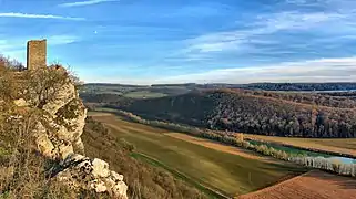 Le château surplombant la vallée du Doubs.