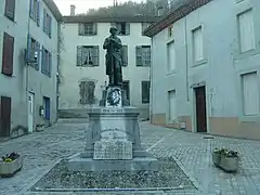 Monument aux morts des deux guerres mondiales.