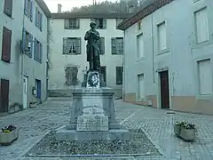 Poilu au repos (monument aux morts)