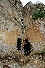 Murs du château près de la tour Amélie.