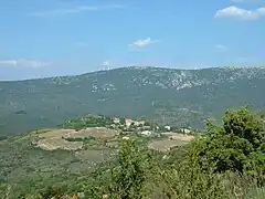 Le mont Tauch et ses éoliennes.