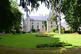 Le château néo-gothique et le parc en 2012.