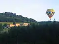 La montgolfière au-dessus de la colonie.