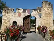 L'entrée et l'ancien pont-levis