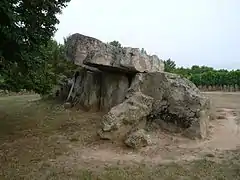 Au premier plan, le dolmen ruiné.