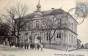 La mairie faisait office d'école au XXe siècle.