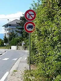 Panneaux B2b et B8 : Interdiction de tourner à droite et interdiction aux camions ; le panneau B8 a été mis par erreur à la place d'un panonceau M4