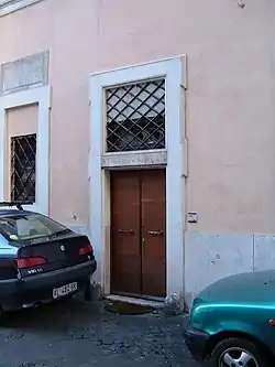 Entrée de l'église en 2008 avec le linteau portant la titulature.