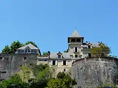 Les remparts du château de Montignac et le château moderne.