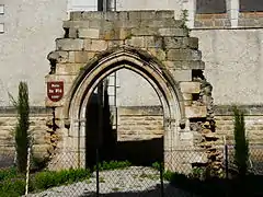 Le portail de l'ancienne église du Plô.