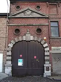 Vestiges classés de l'ancienne Porte de Waterloo, déplacés à Montignies-sur-Sambre.