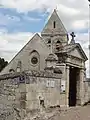 L'église derrière le portail de son enclos.