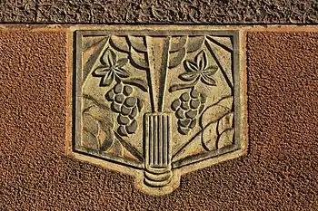 Blason sur l'ancien café représentant la vigne.