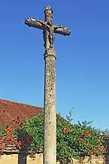 Croix de place à double face près de la mairie.