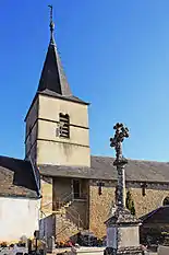 Clocher et croix de cimetière.