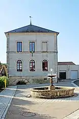 Fontaine et mairie à Montigny.