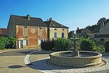 Place de la mairie et ancien café.