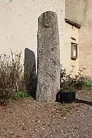 Le menhir, à l'entrée du cimetière.