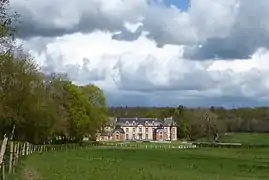 Le château de Montigny-sur-Avre en 2016 et, à sa droite, le chêne ayant reçu le label "Arbre remarquable de France".